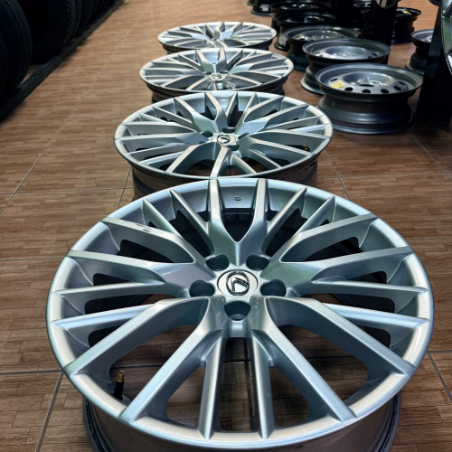 Lexus/Toyota 20 j8 5/114,3 et30 dia60.1 Silver  Состояние отличное,без повреждений!